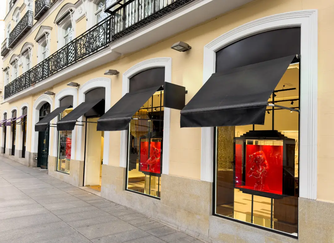 Façade vitrine de magasin en aluminium sur mesure à Marignane